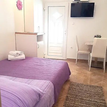 Ivana With Private Bathroom - Center Of Guest house *