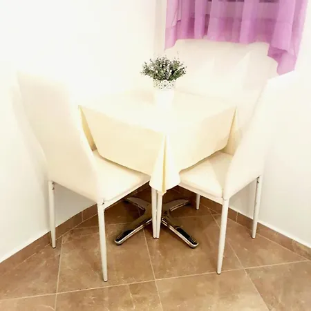 Ivana With Private Bathroom - Center Of Guest house *